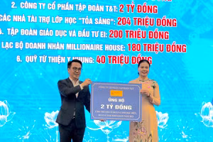 Đại diện lãnh đạo Tập đoàn T&T Group (trái) trao ủng hộ 2 tỷ đồng cho Trung tâm công tác xã hội và Quỹ bảo trợ trẻ em Hà Nội nhằm hỗ trợ trẻ em có hoàn cảnh đặc biệt, hoàn cảnh khó khăn.
