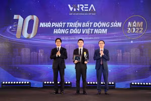 Ông Đỗ Vinh Quang, Phó Chủ tịch HĐQT Tập đoàn (giữa) lên nhận cúp và chứng nhận Top 10 nhà phát triển bất động sản hàng đầu Việt Nam năm 2022.
