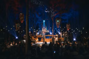 Sân khấu Soul of the Forest sáng đèn chào đón hàng trăm khán giả.