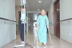 Bệnh nhi Trúc L. được chẩn đoán mắc ung thư tại vị trí đầu dưới xương đùi chân trái tại Bệnh viện Đa khoa Quốc tế Vinmec Times City.