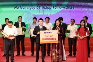 Ông Đỗ Vinh Quang, Phó Chủ tịch HĐQT Tập đoàn T&T Group (bên trái) trao ủng hộ cho Quỹ “Vì người nghèo” thành phố Hà Nội (Nguồn: T&T Group)