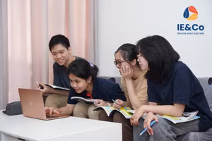 Học viên tại IE&Co cùng nhau “cộng tác” làm dự án, áp dụng kiến thức và kĩ năng đã được học.