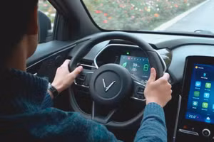 Với sự hỗ trợ đắc lực của Trợ lý ảo VinFast, người lái có thể thực hiện nhiều tác vụ ngay trên xe thông qua giọng nói.