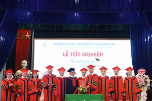 Trường ĐH Sư phạm Kỹ thuật Hưng Yên trao bằng tốt nghiệp cho 1760 sinh viên