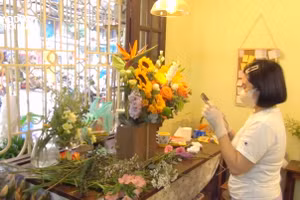 Hoa tươi giá hàng triệu đồng đắt khách dịp 8/3