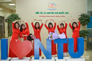 Giảng viên Hà Nội duyên dáng trong tà áo dài trên giảng đường 