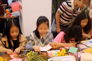Học sinh làm thiệp hoa, gói quà tặng mẹ từ vải tái chế nhân dịp 8/3