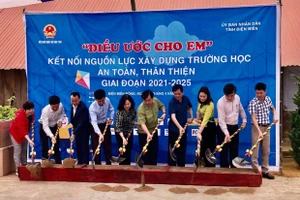 Thứ trưởng Ngô Thị Minh cùng đoàn công tác động thổ công trình nhà vệ sinh tại trường Mầm non Sa Dung, xã Sa Dung, Điện Biên Đông.