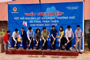 Thứ trưởng Ngô Thị Minh cùng đoàn công tác động thổ công trình nhà vệ sinh tại trường Mầm non Sa Dung, xã Sa Dung, Điện Biên Đông.