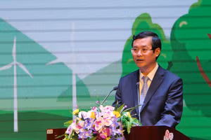 Thứ trưởng Nguyễn Văn Phúc phát biểu tại Lễ mít tinh hưởng ứng Ngày Môi trường thế giới và Tháng hành động vì môi trường của ngành Giáo dục năm 2021. 