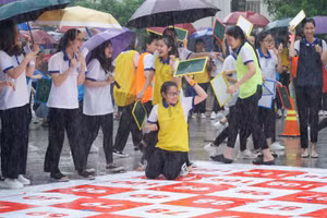 Sinh viên Trường ĐH Vinh đội mưa tham gia thi "Ngày hội Kế toán" - hưởng ứng tháng rèn nghề.