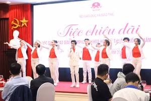 Tiết mục văn nghệ chào mừng. Ảnh: Đình Tuệ