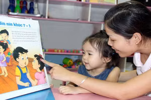 Cha mẹ được khuyến khích dành nhiều thời gian chia sẻ, lắng nghe con. Ảnh minh họa