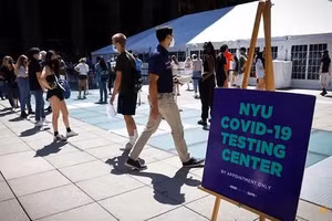 SV ĐH New York xếp hàng để xét nghiệm Covid-19