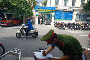 Lực lượng chức năng quận Hoàn Kiếm xử lý vi phạm trật tự đô thị.