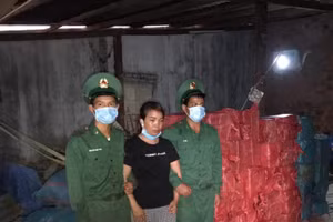 Bình cùng tang vật hơn 1.300 kg pháo.