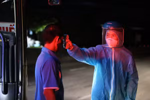 Ngành y tế đo thân nhiệt đối với người dân trên các chuyến xe khách, xe du lịch có đi từ vùng dịch đến hoặc qua Quảng Bình.