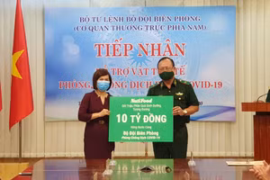 Bác sĩ Trần Thị Minh Nguyệt – Phó Chủ tịch Hội đồng Quản trị NutiFood trao quà tặng dinh dưỡng với tổng giá trị 10 tỷ đồng cho Thiếu tướng Nguyễn Hoài Phương, Phó Tư lệnh Bộ đội Biên phòng