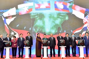 Các đại biểu ấn nút khởi động Trang Thông tin điện tử, Ứng dụng trên thiết bị di động của Năm Chủ tịch AIPA 2020 ngày 13/8/2020. (Ảnh: IT)