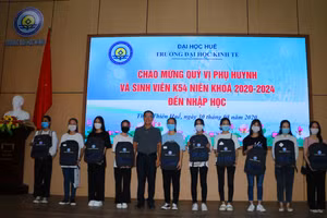 Đại diện lãnh đạo Trường ĐHKT Huế tặng tân sinh viên đến nhập học chiếc ba lô kỷ niệm ngày đầu tiên bước vào ngôi trường mới