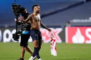 Hành động đổi áo đấu của Neymar đang khiến CĐV nhà lo lắng.