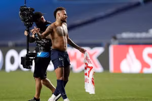 Hành động đổi áo đấu của Neymar đang khiến CĐV nhà lo lắng.