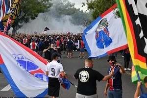 Hàng ngàn người hâm mộ PSG đã đổ xuống đường phố Paris. 