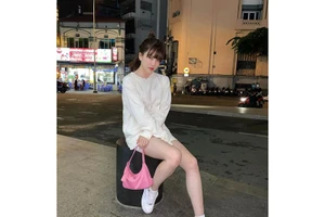 Cô em gái Thiều Bảo Trâm mặc cả set đồ gam màu tráng với áo sweater dáng dài mix cùng quần short, sneaker. Để tổng thể không nhàm chán cô còn mix thêm túi xách màu hồng tạo dấu ấn cho cả set đồ.