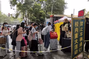 SV xếp hàng trở lại ĐH Kinh tế và Luật Zhongnan ở Vũ Hán