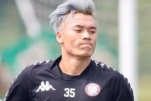 Thủ môn Bùi Tiến Dũng “khoe” mái tóc bạch kim nổi bật.