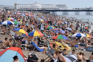 Bãi biển ở Anh chật kín người trong bối cảnh dịch Covid-19