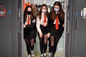 Học sinh trên 5 tuổi phải đeo khẩu trang khi tham gia phương tiện giao thông của trường.