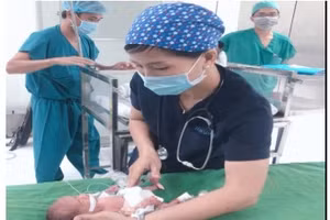 Bệnh nhi trước khi được gây mê. Ảnh bệnh viện cung cấp..