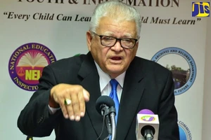 Bộ trưởng GD Jamaica Karl Samuda.