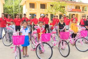 Thành viên của Hội xe đạp xanh Hoàn Lão (Bố Trạch – Quảng Bình) đã trao những chiếc xe đạp cho học sinh vùng khó khăn