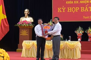 Ông Nguyễn Văn Mạnh (bìa trái) được bổ nhiệm chức vụ Giám đốc Sở GD&ĐT Phú Thọ