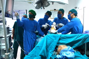  Các bác sĩ thực hiện ca phẫu thuật. (Ảnh: BVCC)