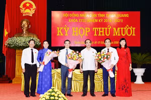  Bí thư Tỉnh ủy Chẩu Văn Lâm và lãnh đạo HĐND tỉnh chúc mừng Chủ tịch UBND tỉnh và Phó Chủ tịch UBND tỉnh.