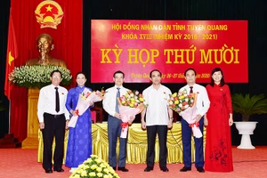  Bí thư Tỉnh ủy Chẩu Văn Lâm và lãnh đạo HĐND tỉnh chúc mừng Chủ tịch UBND tỉnh và Phó Chủ tịch UBND tỉnh.