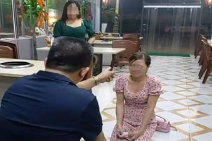 Hình ảnh cô gái bị bắt quỳ gối xin lỗi chủ nhà hàng được cắt từ clip.