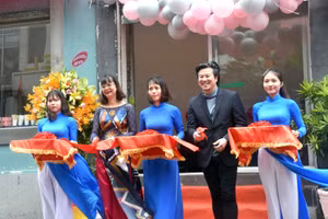 Đại diện Trường CĐ Văn hóa Nghệ Thuật TPHCM và nghệ sỹ Thanh Bùi cắt băng khánh thành không gian mơ ước - Dream Space. Ảnh: TG