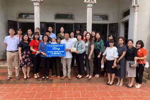 Lãnh đạo Sở GD&ĐT Hà Nội và Công đoàn ngành Giáo dục Hà Nội trao quà cho gia đình cô giáo Hoàng Thị Nga và thầy giáo Đoàn Mạnh Cường.