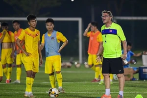 HLV Philippe Troussier cho các cầu thủ U19 Việt Nam tập luyện khung giờ muộn.