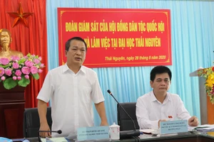 GS.TS Phạm Hồng Quang, Giám đốc ĐH Thái Nguyên trình bày các nội dung tại chương trình làm việc với đoàn giám sát của Hội đồng dân tộc Quốc hội.