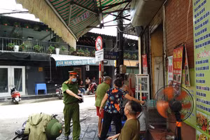 Lực lượng chức năng Công an quận Hoàn Kiếm tăng cương nhắc nhở, xử phạt người dân không đeo khẩu trang theo quy định.