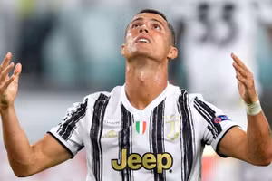 Siêu sao Ronaldo “rớt giá” thê thảm tại Serie A