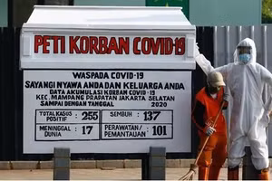 Chiếc quan tài để ở góc phố với hy vọng nâng cao nhận thức chống dịch Covid-19 của người dân.