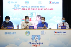 Đại diện Ban tổ chức trả lời họp báo.