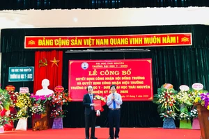 PGS.TS Trần Viết Khanh, Phó Bí thư Đảng uỷ, Phó Giám đốc ĐHTN trao quyết định bổ nhiệm Hiệu trưởng trường Đại học Y-Dược nhiệm kỳ 2020-2025 cho PGS.TS Nguyễn Tiến Dũng.