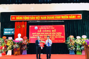 PGS.TS Trần Viết Khanh, Phó Bí thư Đảng uỷ, Phó Giám đốc ĐHTN trao quyết định bổ nhiệm Hiệu trưởng trường Đại học Y-Dược nhiệm kỳ 2020-2025 cho PGS.TS Nguyễn Tiến Dũng.
